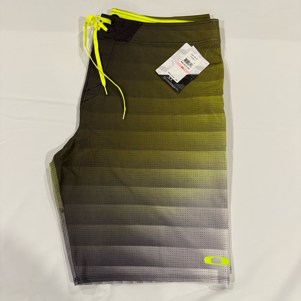 NWT OAKLEY CAMBER 21 BOARDSHORTS - SIZE 40